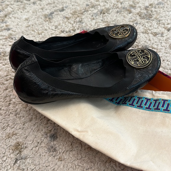 Black patent & gold Tory Burch flats - Picture 4 of 5